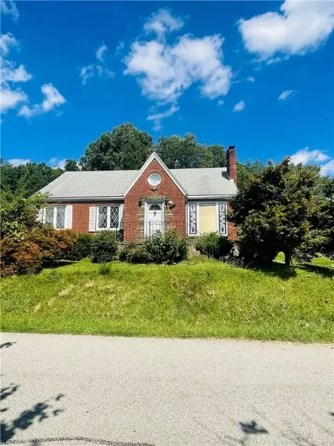 267 Oglevee Ln, Connellsville, PA 15425