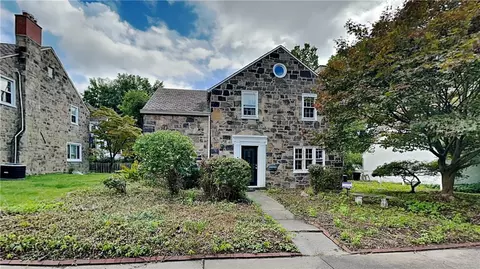 4 Laurel Vlg, Pittsburgh, PA 15202