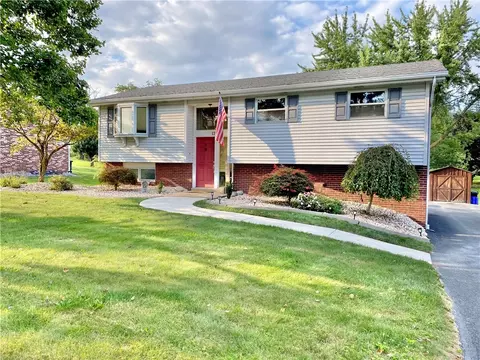 17 W Hempfield Dr, Irwin, PA 15642