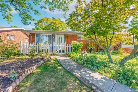 322 Princeton Dr, Pittsburgh, PA 15235