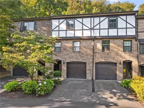 803 Newton Square Dr, Moon Township, PA 15108