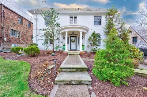 37 Sunnyhill Dr, Pittsburgh, PA 15228