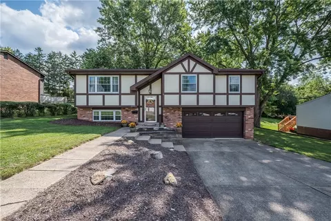 2577 N Lightwood Ave, Bethel Park, PA 15102