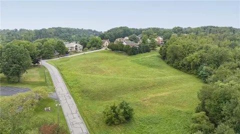 690 Circle Dr, Upper Saint Clair, PA 15241 photo 4