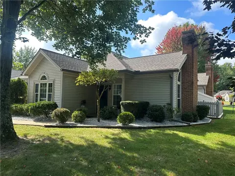 71 Stone Ridge Blvd, Hermitage, PA 16148