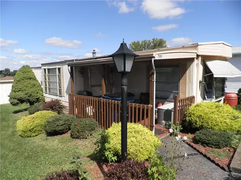 709 Cloverleaf Cir, Delmont, PA 15626