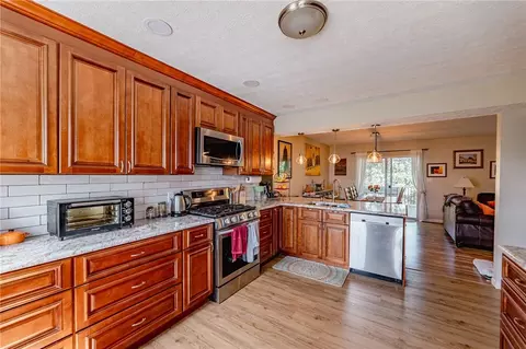 120 Lockheed Dr, Coraopolis, PA 15108 photo 4