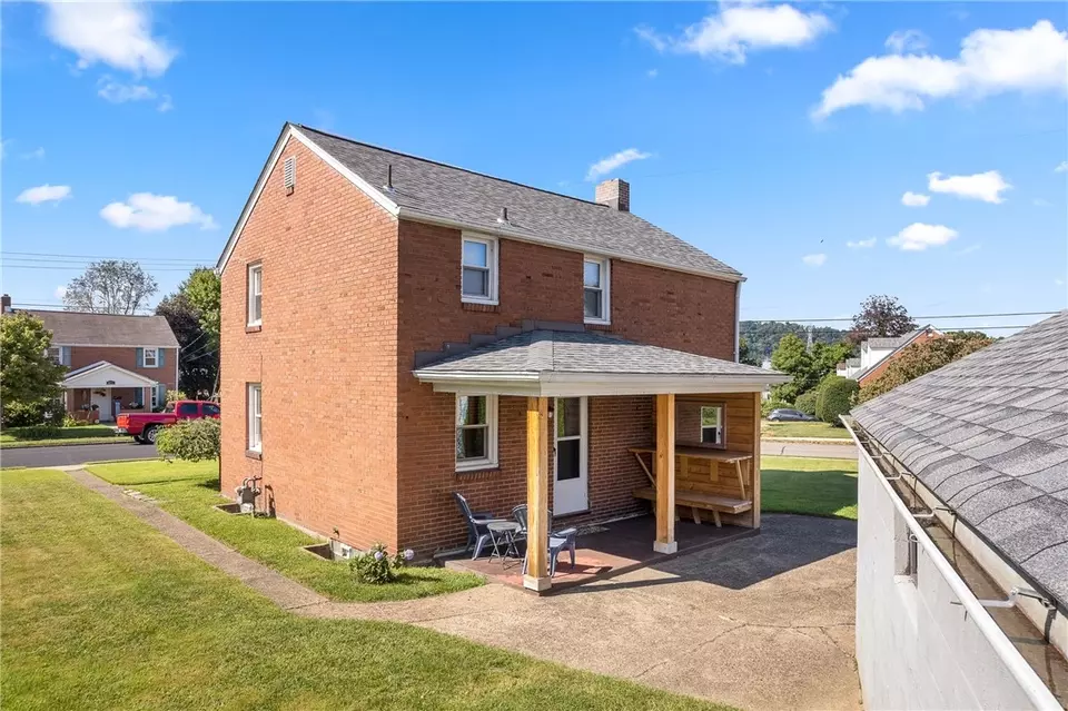  824 Pioneer Dr, Ambridge, PA 15003 photo 3