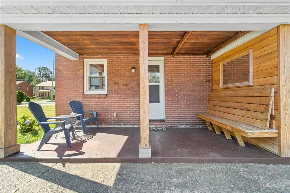  824 Pioneer Dr, Ambridge, PA 15003 photo 4