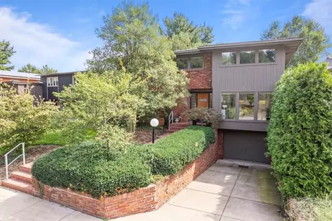 132 Hartwood Dr, Pittsburgh, PA 15208