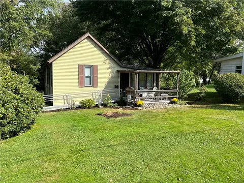 102 Peach St, Zelienople, PA 16063