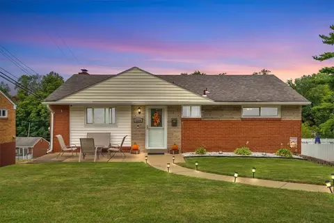 5260 Ranchview Dr, Pittsburgh, PA 15236