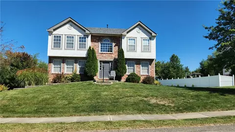211 Redfield Dr, Oakdale, PA 15071