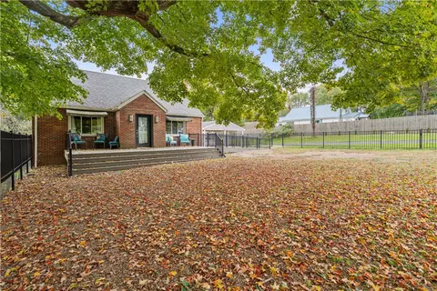 1716 Brodhead Rd, Coraopolis, PA 15108