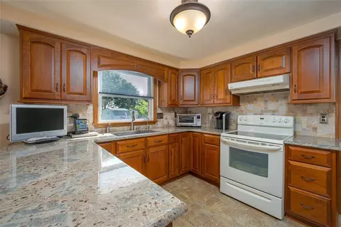 2219 Manordale Dr, Export, PA 15632 photo 9