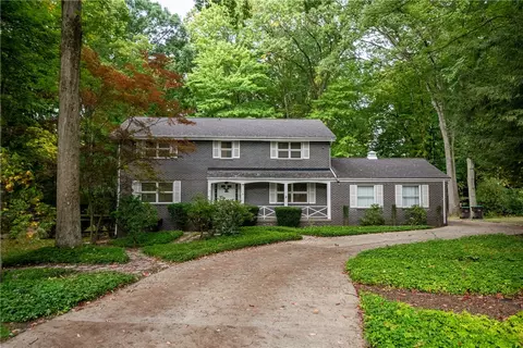 880 Dogwood Ln, Hermitage, PA 16148