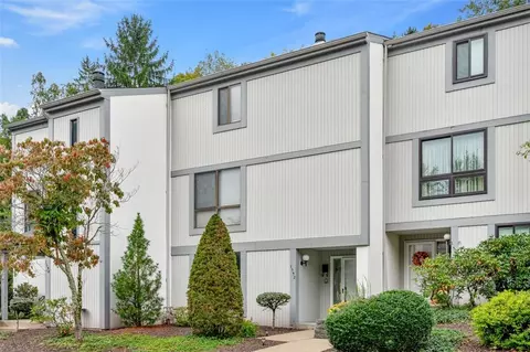 1592 Pinehurst Dr, Pittsburgh, PA 15241