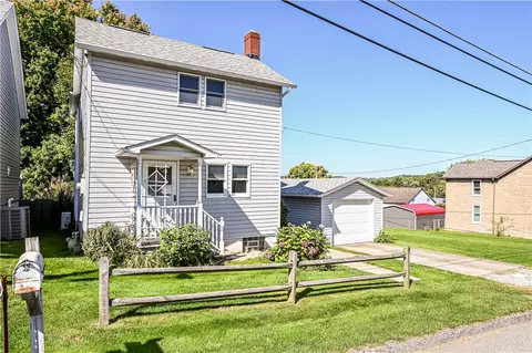 112 Clinton St, Loyalhanna, PA 15661