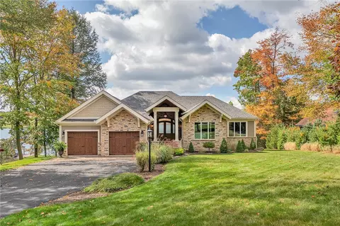 433 Peninsula Dr, Central City, PA 15926