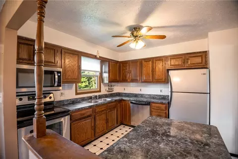 336 Pershing Dr, Farrell, PA 16121 photo 10