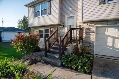 336 Pershing Dr, Farrell, PA 16121 photo 4