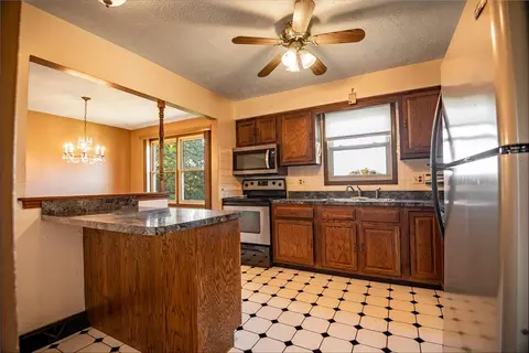 336 Pershing Dr, Farrell, PA 16121 photo 11
