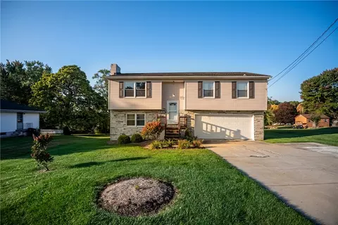 336 Pershing Dr, Farrell, PA 16121
