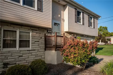 336 Pershing Dr, Farrell, PA 16121 photo 3
