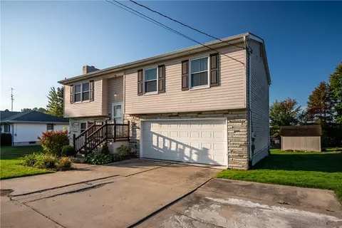 336 Pershing Dr, Farrell, PA 16121 photo 5