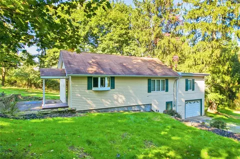 175 Fern Hollow Rd, Coraopolis, PA 15108