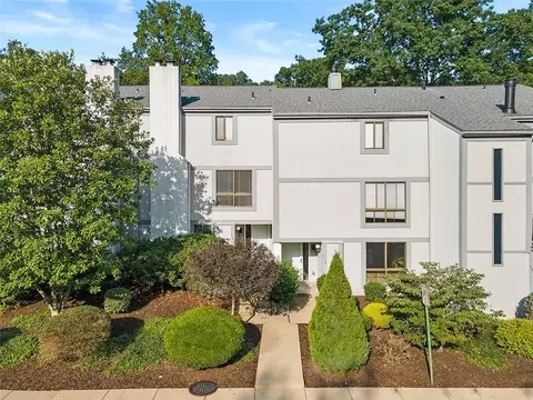 1556 Pinehurst Dr, Pittsburgh, PA 15241