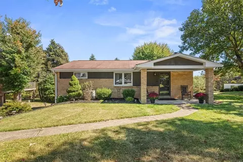 33 Norfolk Dr, Coraopolis, PA 15108
