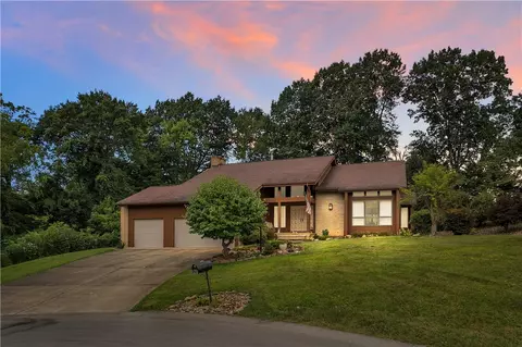 828 Walnut Dr, Ellwood City, PA 16117