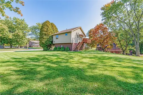 10 Lois Ln, Leechburg, PA 15656