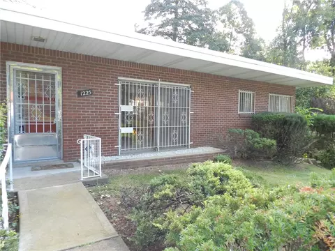 1225 Robinia Dr, Pittsburgh, PA 15221