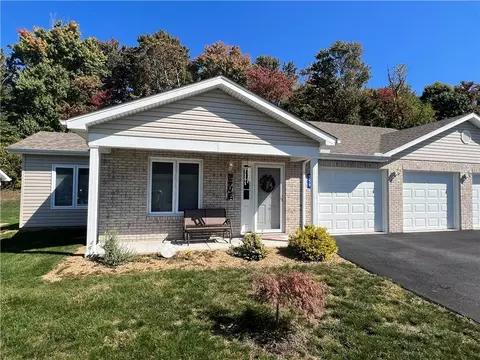 559 Sunview Cir, Latrobe, PA 15650