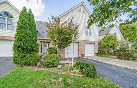 35 Pond Ct N, Bridgeville, PA 15017