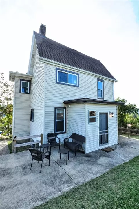 3 Chestnut St, Belle Vernon, PA 15012