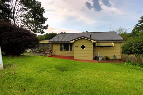 901 Skyline Dr, Ellwood City, PA 16117