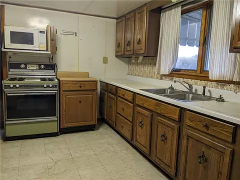122 N Main St, Elderton, PA 15736 photo 4