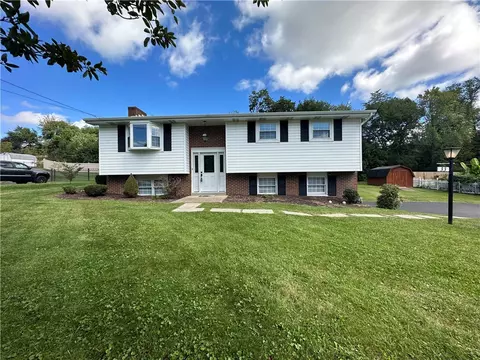 33 Deerfield Dr, Greensburg, PA 15601