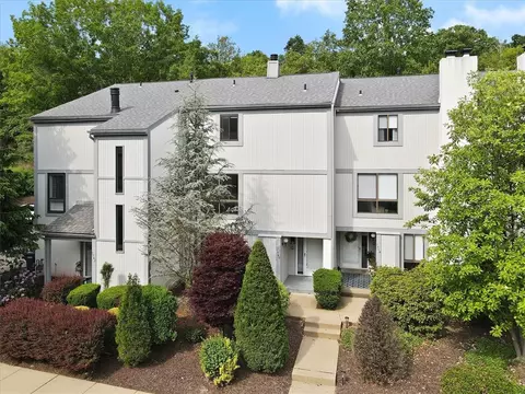 1560 Pinehurst Dr, Pittsburgh, PA 15241