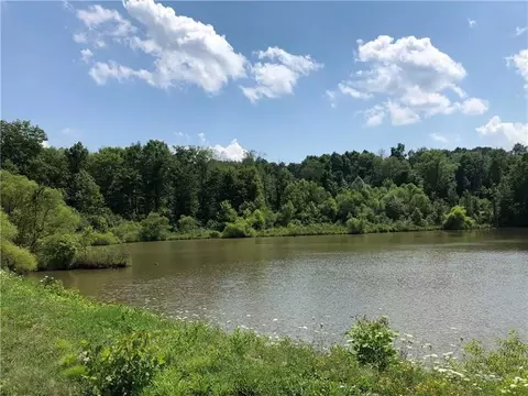 300 Hidden Lakes Dr, New Castle, PA 16101