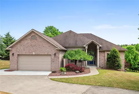113 Cedar Ln, Houston, PA 15342