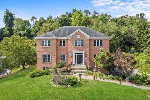 2 Georgian Pl, Pittsburgh, PA 15215