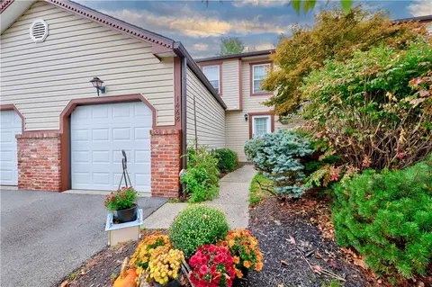 1468 Yorktown Dr, Lawrence, PA 15055