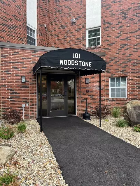 101 Woodstone Ln #1, New Kensington, PA 15068