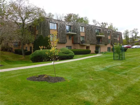 1215 Forest Green Dr #1215, Moon Twp, PA 15108