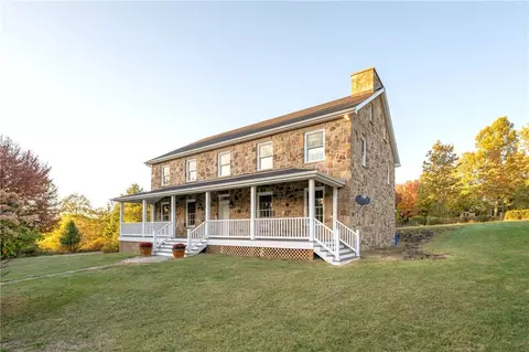 53 Blackberry Ln, Jeannette, PA 15644