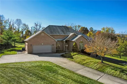 46 Penntowne Dr, Irwin, PA 15642
